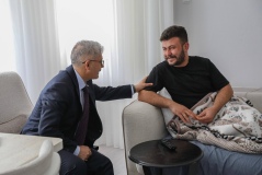 Vali Çelik’ten yaralanan Komiser Arıyürek’e ziyaret