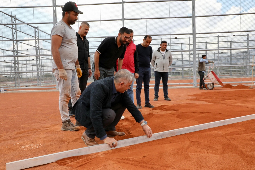 Vali Çelik, Tenis kortu inşaatını inceledi