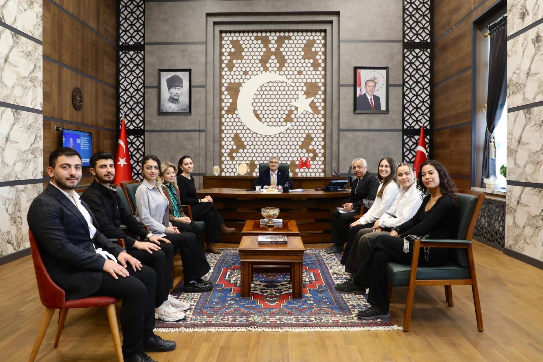 Vali Çelik, Uluslararası Gönüllü Gençleri Makamına kabul etti