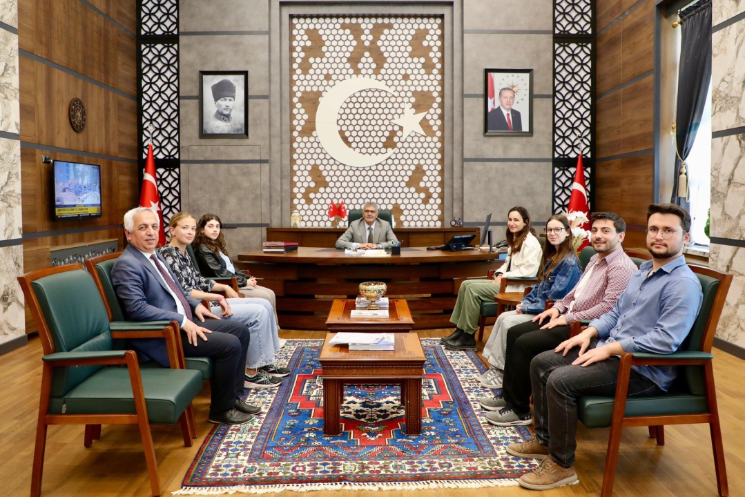 Vali Çelik, Uluslararası Gönüllülük Programı kapsamında gençlere sertifikalarını verdi