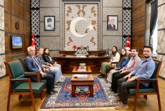 Vali Çelik, Uluslararası Gönüllülük Programı kapsamında gençlere sertifikalarını verdi