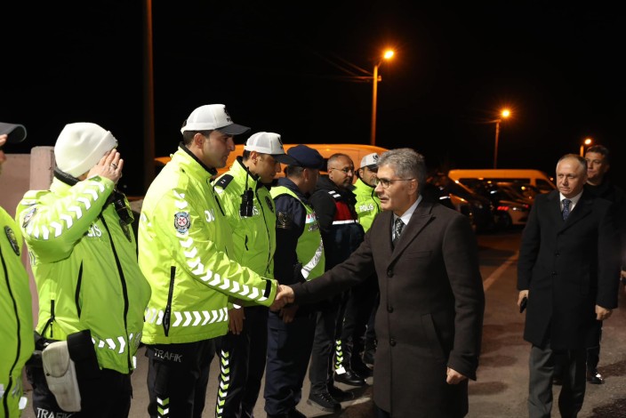 Vali Çelik, yılbaşında görev başındaki personeli unutmadı