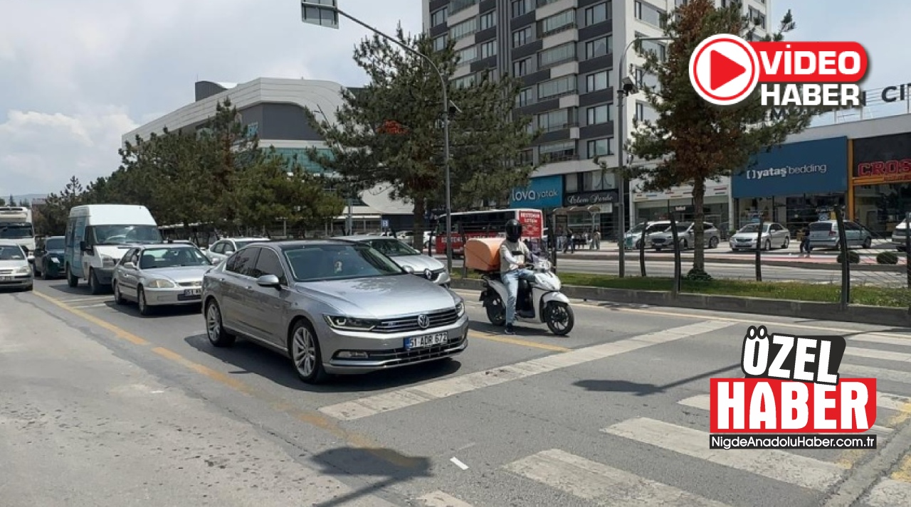 AVM yanındaki trafik ışığı tepki topluyor