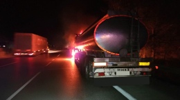 Yağ yüklü tır alevlere teslim oldu! Yangın ormana sıçradı