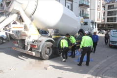 Yaşlı adam beton mikserinin altında kaldı! 