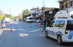 Yaşlı adam karşıya geçmek isterken canından oldu