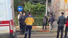 Yaşlı kadın 5. kattan aşağı düştü