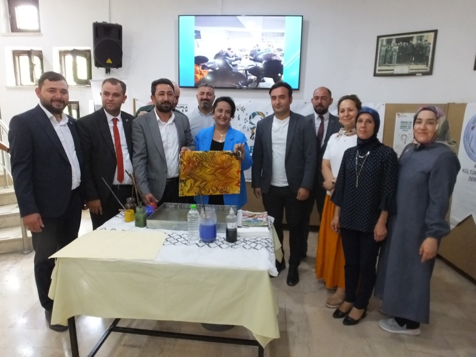 Yeniden Refah Partisi Niğde İl Başkanı Taner Gümüş, İşitme Engelliler İçin Düzenlenen Sanat Sergisini Ziyaret Etti