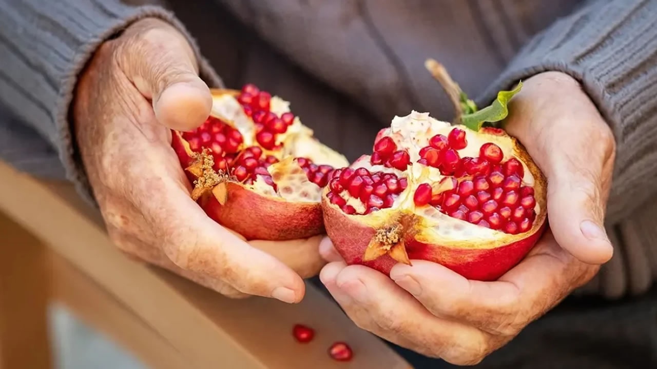 Yılbaşı gecesi nar neden kırılır? Arkasındaki gizemli anlamı nedir?