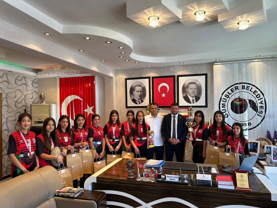 Yıldız Kız Ragbi Takımı'nın başarısı, Gümüşler’de gururla karşılandı