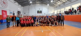 Yıldız Kızlar Voleybol Turnuvasının şampiyonu Efendibey Ortaokulu