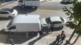 Yol kenarında duran araca, arkadan otomobil çarptı