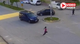 Yola atlayan çocuk ezilmekten son anda kurtuldu! Kaza anı kamerada