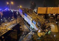 Yolcu minibüsü devrildi! Ortalık mahşer gününü aratmadı