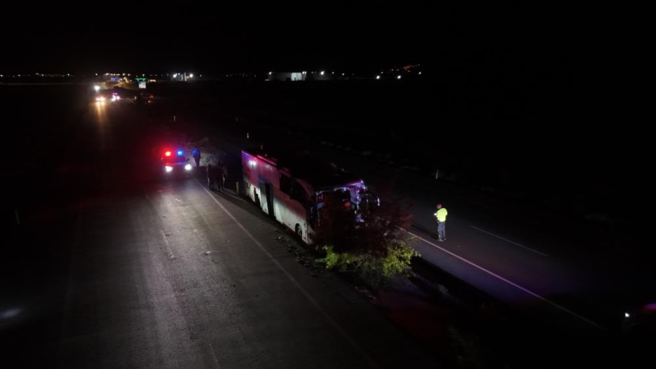 Yolcu Otobüsü Ağaçlara Çarptı: 1 Kişi Hayatını Kaybetti, 13 Yaralı