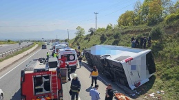 Yolcu otobüsü devrildi, ölü ve yaralılar var!