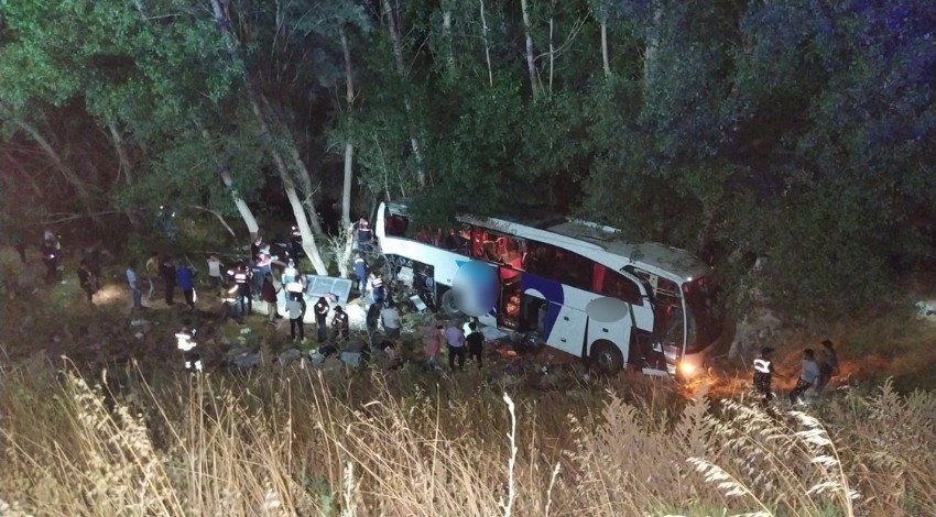 Yolcu Otobüsü şarampole devrildi 12 ölü, 19 yaralı