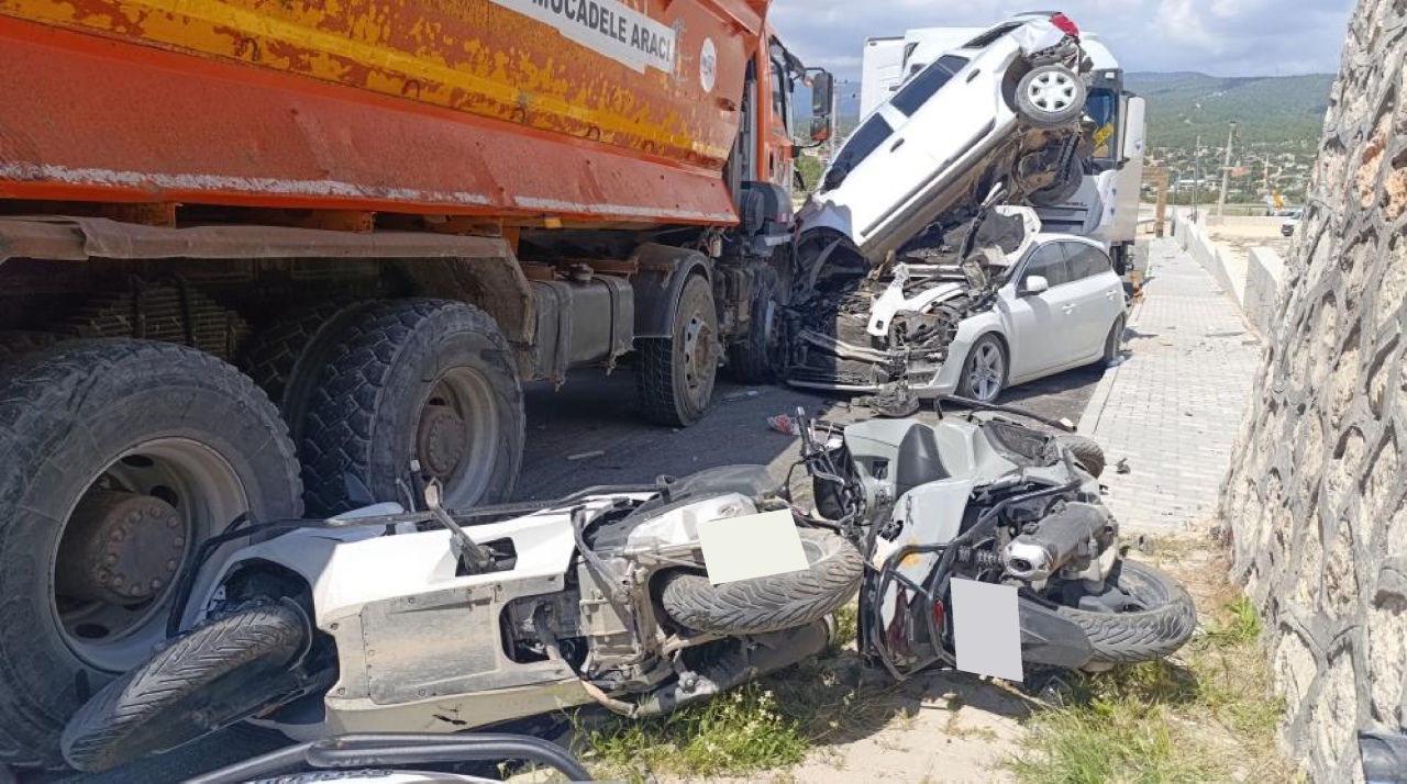 Yoldan çıkan kamyon 16 aracı biçti