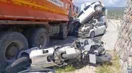 Yoldan çıkan kamyon 16 aracı biçti