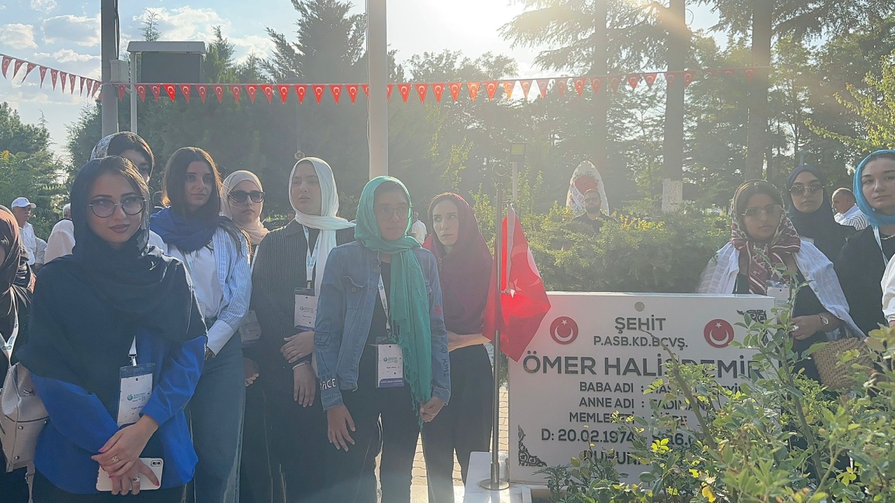 Yunus Emre Enstitüsü Yaz Okulu Öğrencileri 15 Temmuz’da Ömer Halisdemir’i Unutmadı