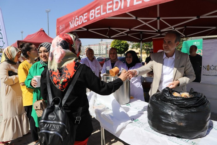 Yurtlara yerleşmeye başlayan öğrencilere çorba ikramı