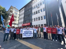 Zam teklifi memnun etmedi, memurlar iş bıraktı 